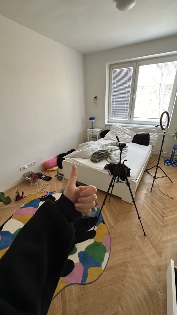 Natáčecí setup s ring lightem a stativem v pokoji